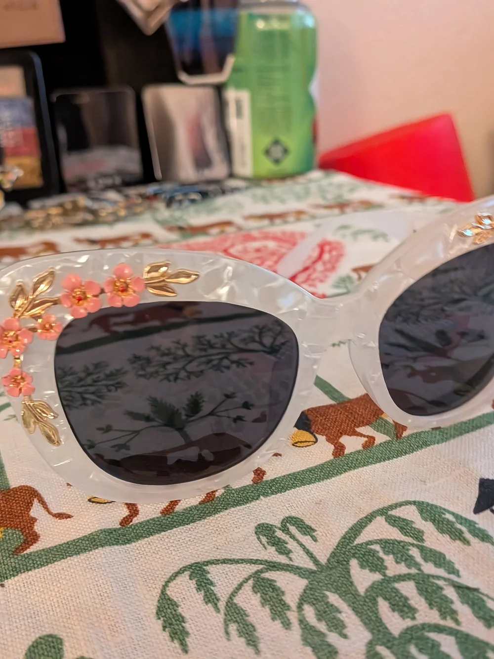 NWT -White Marbled Flower Cateye - Picture 6 of 7